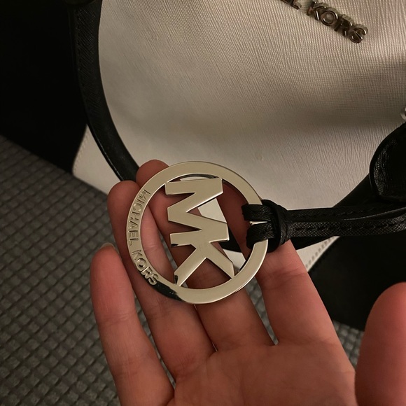 Michael Kors Purse. Amazing condition. - Picture 2 of 5